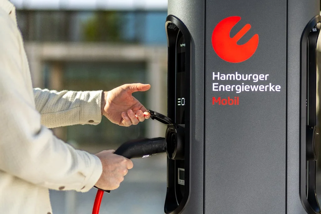 QR-Code scannen, bezahlen, laden: Hamburger Energiewerke Mobil setzt Ad-hoc-Laden neu auf
