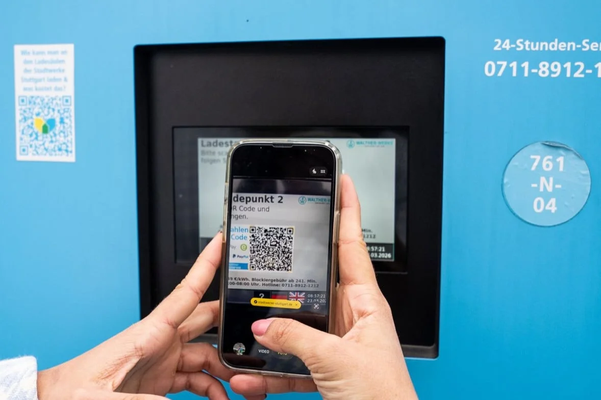 Ladestation der Stadtwerke Stuttgart mit QR-Code für Ad-hoc-Laden